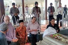 Penasaran dengan Islam, Dubes Australia Safari ke Makam Wali Songo