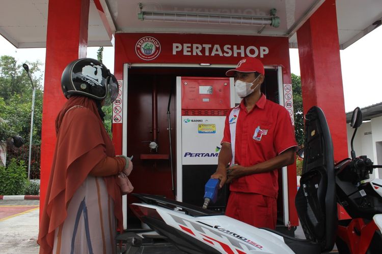 Tujuan BUMN didirikan adalah memberi sumbangan untuk perkembangan perekonomian, sementara fungsi BUMN yaitu menyediakan barang ekonomis dan jasa yang tidak disediakan oleh swasta.