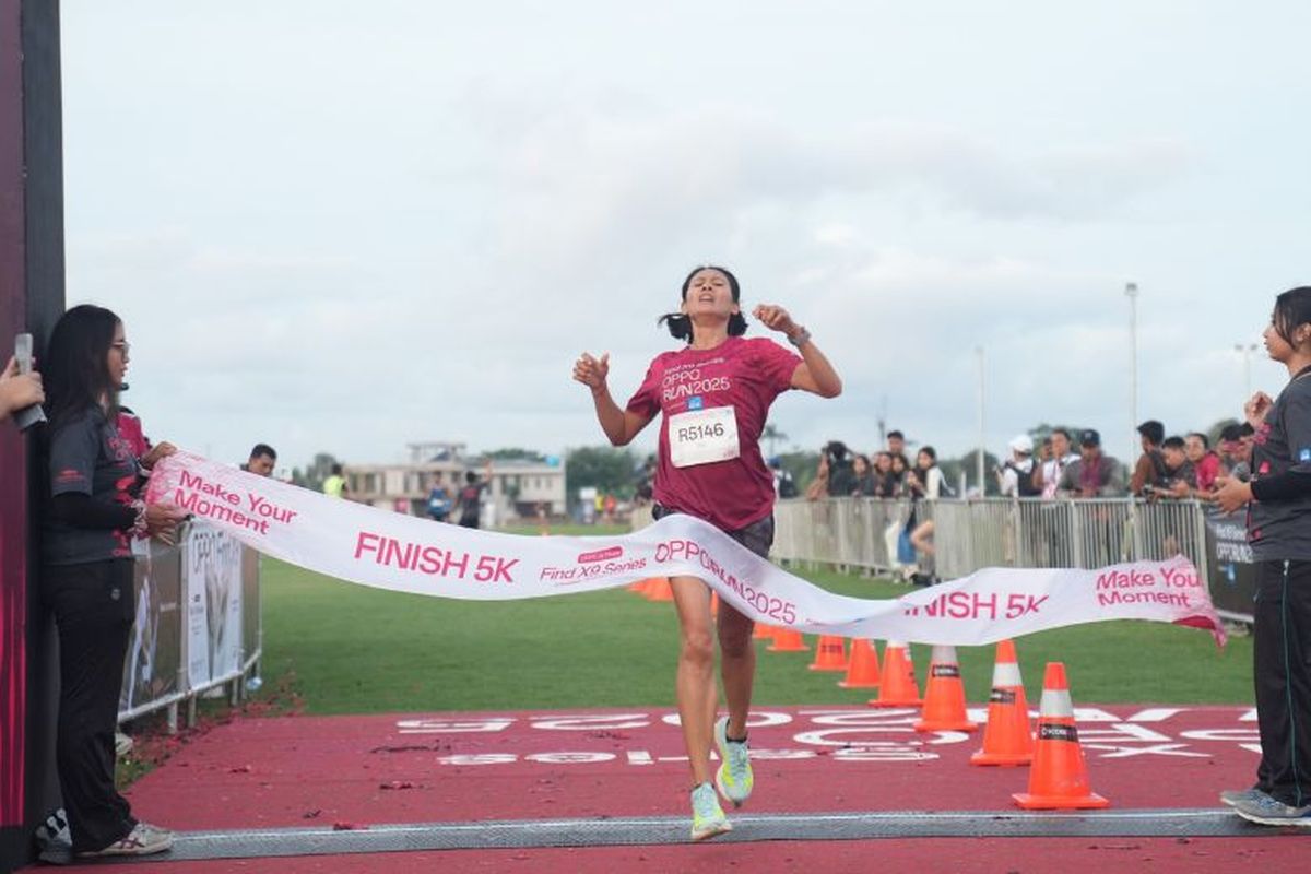 Pelari kategori 5K mencapai garis finish OPPO Run 2025. 