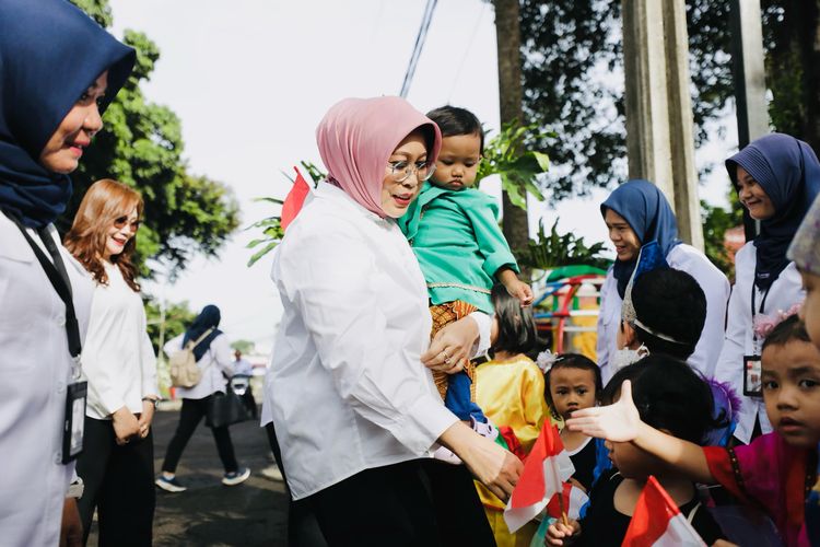 Penasihat I DWP Kemensos Fatma Saifullah Yusuf saat mengunjungi Sentra Handayani di Jakarta.