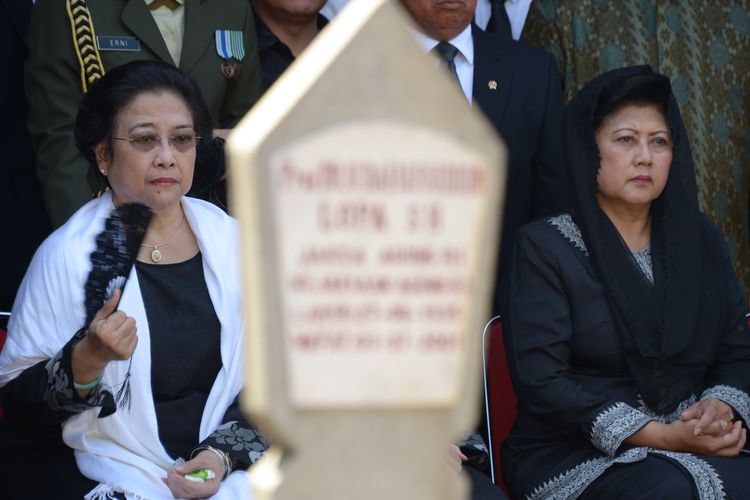 Mantan Presiden Megawati Sukarnoputri (kiri) duduk di samping Ibu Negara Ani Yudhoyono saat mereka menghadiri upacara pemakaman suami Megawati, Taufik Kiemas, di TMP Kalibata di Jakarta, 9 Juni 2013. Taufik Kiemas meninggal di usia 70 tahun di Singapura pada 8 Juni 2013. 