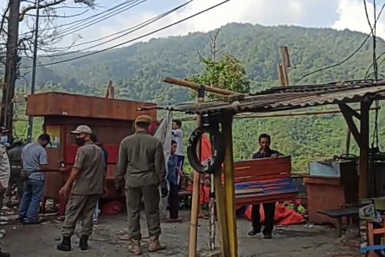Petugas SatpolPP Kabupaten Bogor membongkar lapak pedagang kaki lima (PKL) di kawasan Puncak Bogor, Jawa Barat, Rabu (2/6/2021).