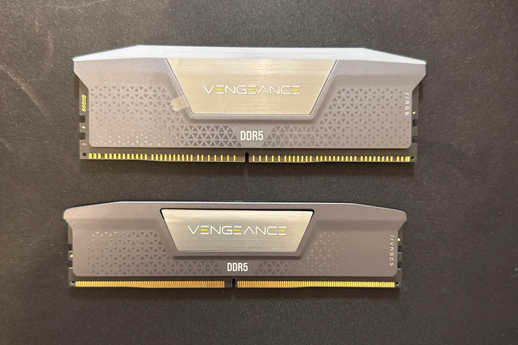 Perbandingan RAM Corsair Vengeance (bawah) dengan RAM dummy Corsair lighting enhancement (atas)
