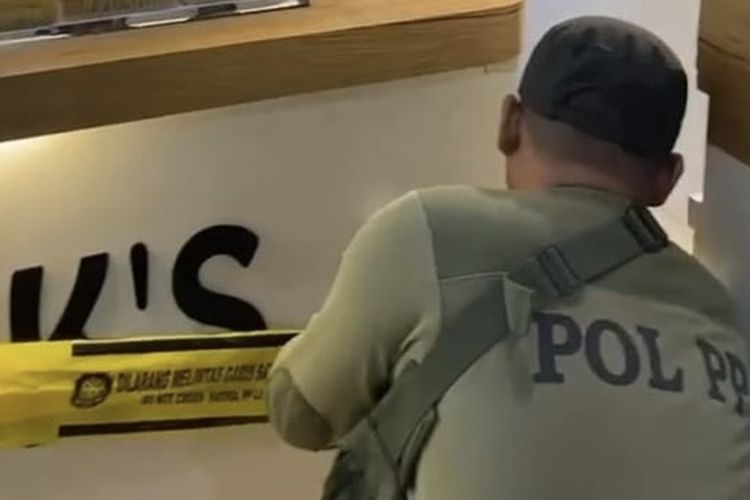 Satpol PP Surabaya menyegel stan ice cream mengandung alkohol, Kamis (24/4/2025).