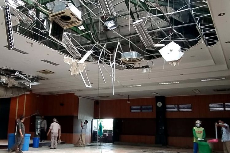 Kondisi bagian atap dan plafon langit-langit di ruang rapat paripurna Kantor DPRD Kabupaten Blitar yang rusak akibat gempa Malang.