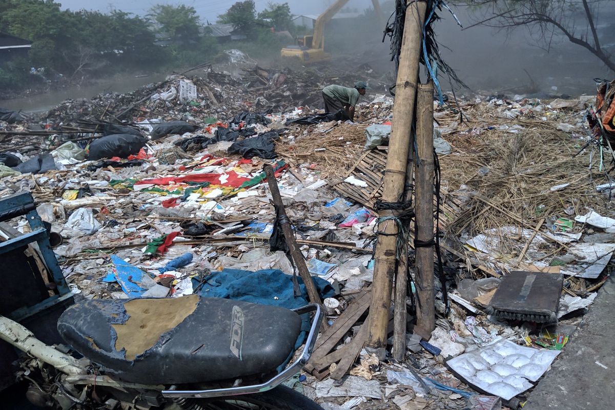 Penertiban Tempat Pembuangan Sampah Ilegal di Kecamatan Teluk Naga Kabupaten Tangerang, Selasa (17/12/2019)