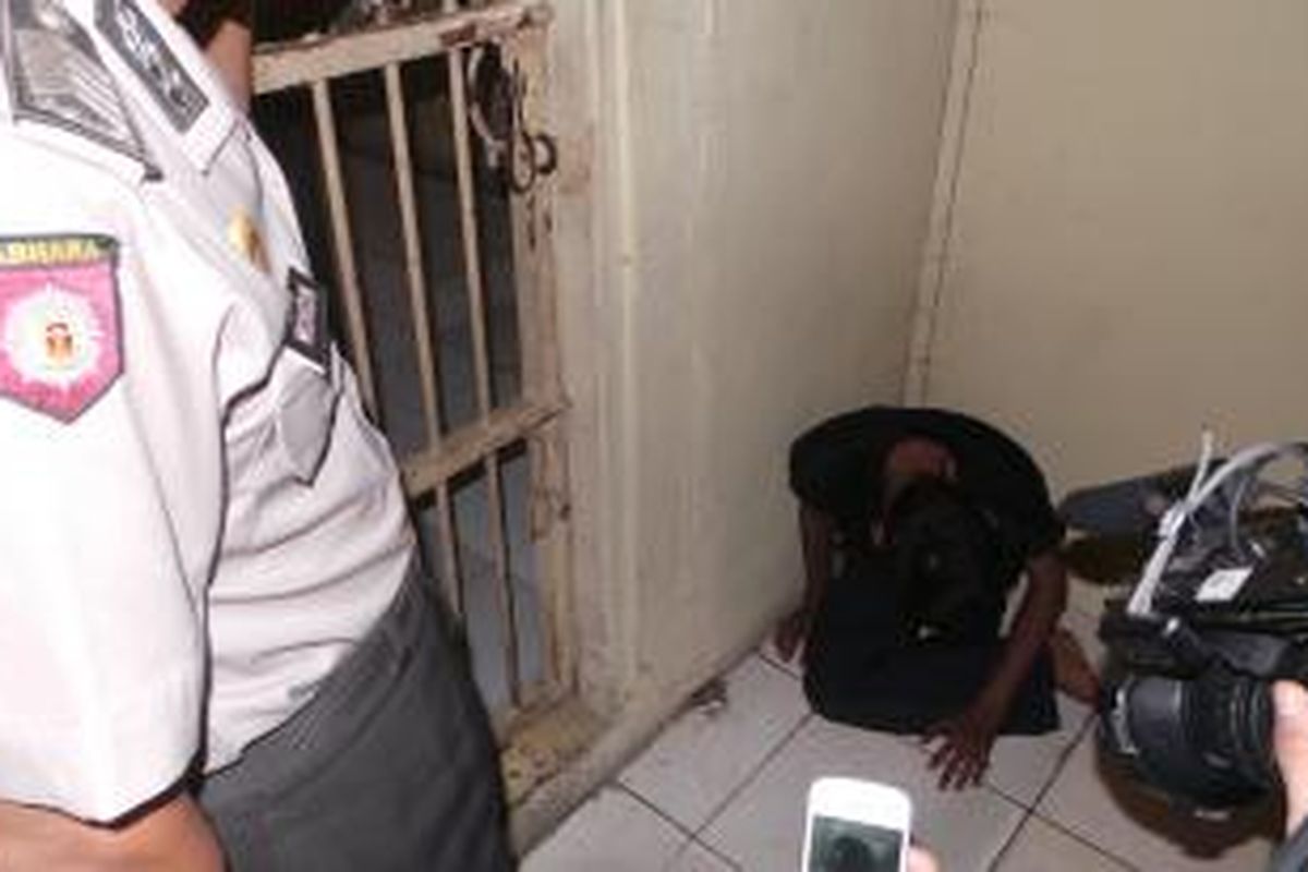 Abdullah satpam PGJ tertangkap mencuri di sebuah warung. Jumat (8/8/2014).