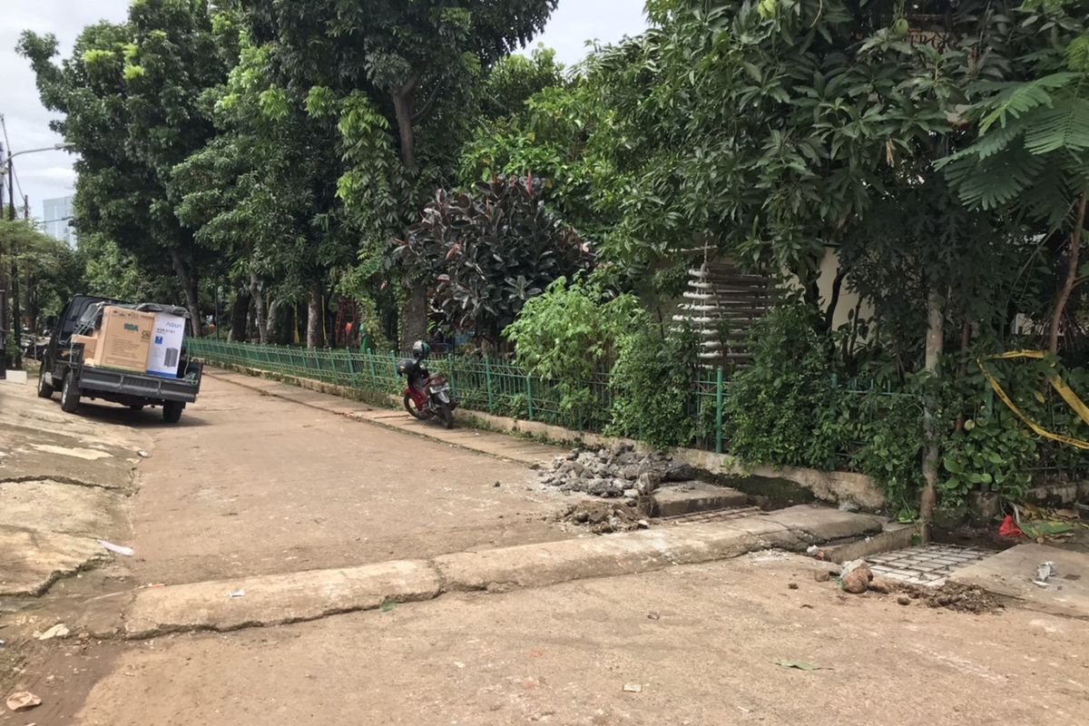 Tutup saluran air di Komplek Polri Pondok Karya, yang menjadi lokasi terpelesetnya bocah bernama Rizki Febriansyah (5), sudah terbengkalai dan tak diperbaiki sejak awal 2020. Foto diambil pada Senin (2/11/2020).