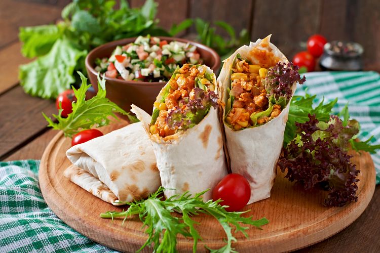 Ilustrasi burrito khas Meksiko isi daging sapi cincang dan sayuran. 