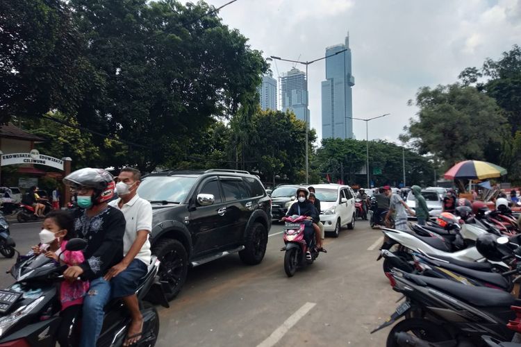 Arus lalu lintas di Jalan Penjernihan 1, Tanah Abang, Jakarta Pusat terpantau ramai lancar akibat ramainya peziarah yang memadati TPU Karet Bivak pada Minggu (27/3/2022).