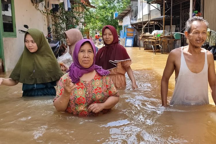 Ada ratusan rumah terendam banjir di Gang Pandan 1 dan Gang Pandan 2, Kelurahan Kedoya Selatan, Kebon Jeruk, Jakarta Barat, Kamis (2/1/2020).