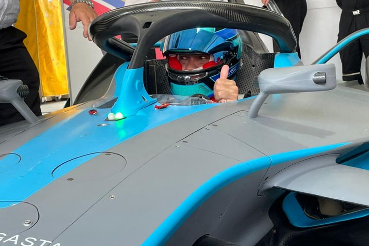 Ketua Komite Pelaksana Formula E Jakarta Ahmad Sahroni jajal mobil balap Formula E