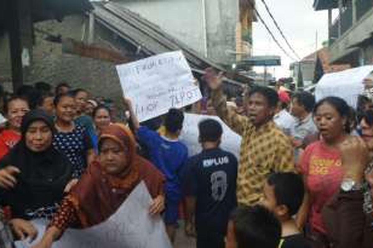 Warga melakukan aksi unjuk rasa saat cawagub DKi Djaeot Saiful Hidayat blusukan ke kampung nelayan di Cilincing, Kamis (3/11/2016). 