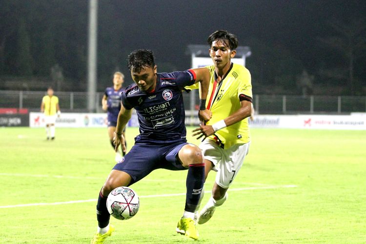 Suasana duel perebutan bola dalam laga Liga 1 2021-2022 antara Arema FC vs Persik Kediri di Stadion I Gusti Ngurah Rai, Bali, Minggu 27 Februari 2022.