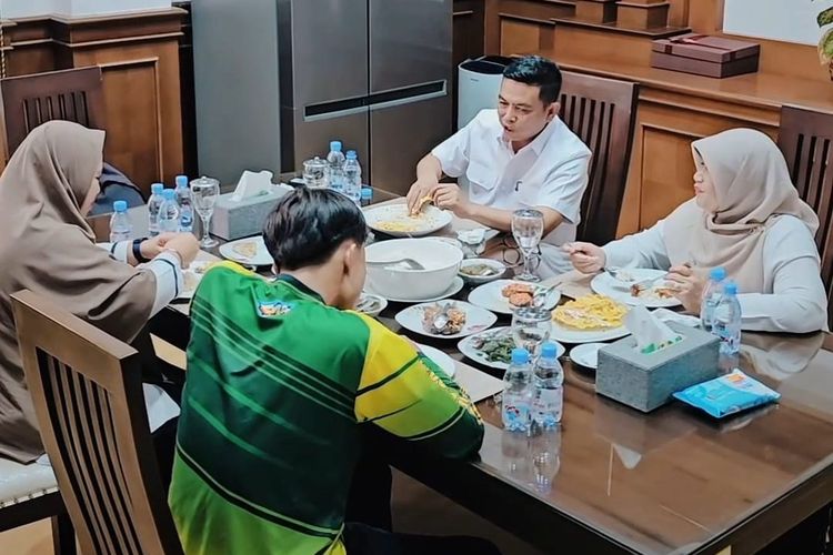 Gubernur Banten Andra Soni memediasi kepala sekolah dan siswa SMAN 1 Cimarga atas kasus dugaan penamparan siswa merokok. 