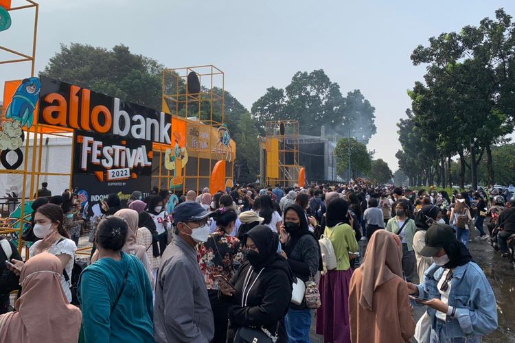 Penggemar NCT Dream, NCTzen, telah memadati sekitar venue dari siang untuk melihat idola favorit mereka manggung di Allo Bank Festival 2022 pada malam hari, di Istora Senayan, Jakarta Pusat, Jumar (20/5/2022).