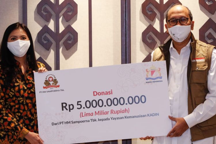 Direktur PT HM Sampoerna Tbk Elvira Lianita (kiri) menyerahkan donasi sebesar Rp 5 miliar secara simbolis kepada Ketua Yayasan Kemanusiaan Kadin Indonesia, Rosan P Roeslani (kanan) di Menara Kadin, Jakarta (8/5/2020). 
