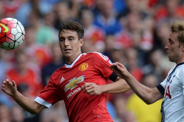 Pemain belakang Manchester United, Matteo Darmian (kiri), berduel dengan gelandang Tottenham Hotspur, Christian Eriksen, pada partai Premier Leagu di Stadion Old Trafford, 8 Agustus 2015.