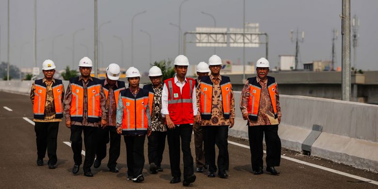 Presiden Joko Widodo (rompi merah) didampingi sejumlah pejabat lain saat meninjau ruas jalan Tol Bekasi-Cawang-Kampung Melayu (Becakayu) di kawasan Jakasampurna, Bekasi, Jawa Barat, Jumat (3/11/2017). Presiden Joko Widodo meresmikan ruas jalan tol yakni Seksi 1B dan 1C sepanjang 8,26 kilometer yang terbentang dari Cipinang Melayu-Pangkalan Jati-Jakasampurna.