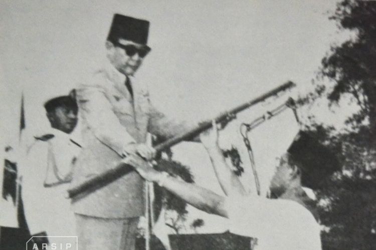 Ketua Kwarnas Gerakan Pramuka Sri Sultan Hamengkubuwono IX menerima panji Gerakan Pramuka dari Presiden Soekarno pada 14 Agustus 1961.
