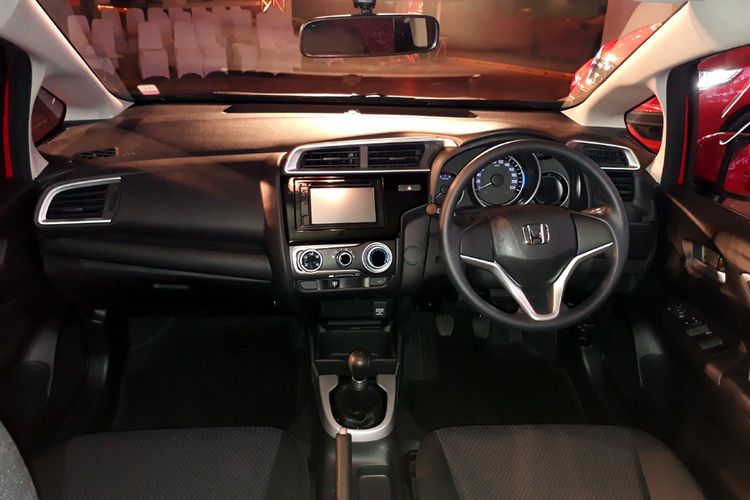 Interior Honda Jazz S, banyak perbedaan pernik dengan tipe RS, tapi sudah cukup lengkap.