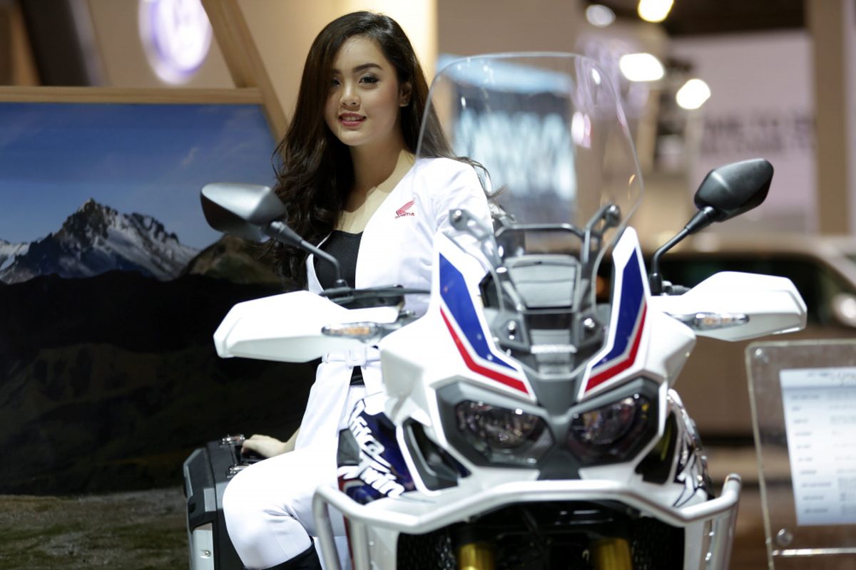 Sales promotion girl berpose saat ajang Indonesia International Motor Show (IIMS) 2017 di JI Expo, Kemayoran, Jakarta, Jumat (28/4/2017). Ajang pameran otomotif terbesar di Indonesia ini akan berlangsung hingga 7 Mei mendatang. KOMPAS IMAGES/KRISTIANTO PURNOMO