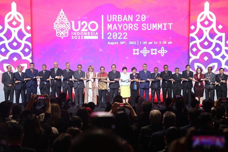 Para pemimpin kota Urban20 (U20) menyerahkan U20 Communique (Pernyataan Bersama) kepada Presidensi G20 Indonesia di Jakarta, Rabu (31/8/2022).
