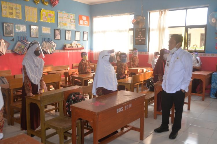 Wakil Wali Kota Serang Subadri Usuludin saat meninjau belajar tatap muka di salah satu SDN Kota Serang
