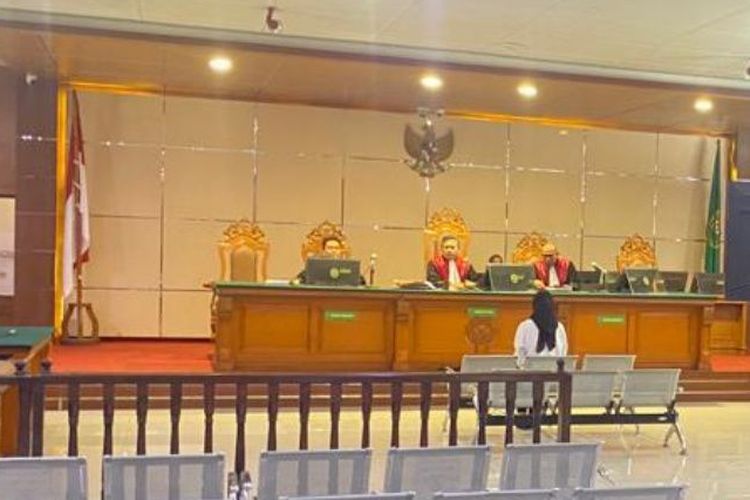 Terdakwa kasus penggelapan uang nasabah bank BUMN menjalani sidang di Pengadilan Negeri Tipikor di Bandung, Jawa Barat.