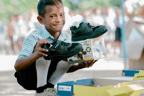 Lewat Program Ini, Bank Mandiri Bagikan 25.000 Sepatu Gratis kepada Anak SD-SMP