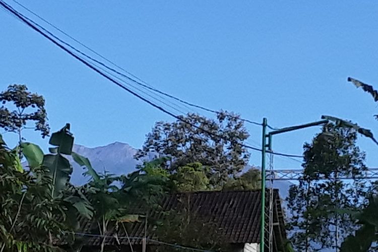 Visual Gunung Raung dilihat dari Desa Sumberbulu, Kecamatan Songgon 