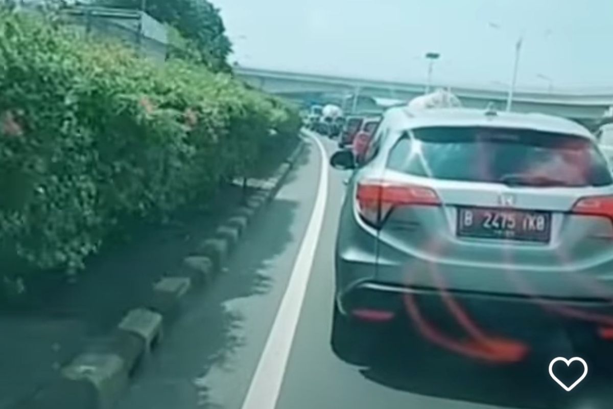 Sebuah video memperlihatkan ambulans yang tengah melaju di jalan tol dihalangi mobil pribadi di Jalan Tol Cawang, Jakarta Timur. Dinarasikan, ambulans itu sedang membawa pasien yang hendak operasi menuju Rumah Sakit (RS) Dharmais, Jakarta Barat, pada Senin (28/3/2022).