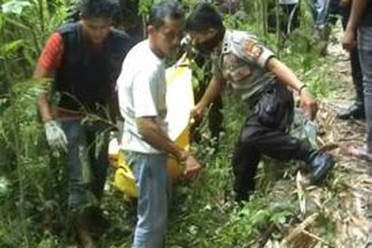 Petugas mengangkat jenazah dua pria Kaseng (62) dan Karim (52) yang tewas dibantai oleh saudaranya ,Malik dan Usman, di dusun Karung Bandang, Kecamatan Tinambung, Polewali, Minggu (17/11/2013).