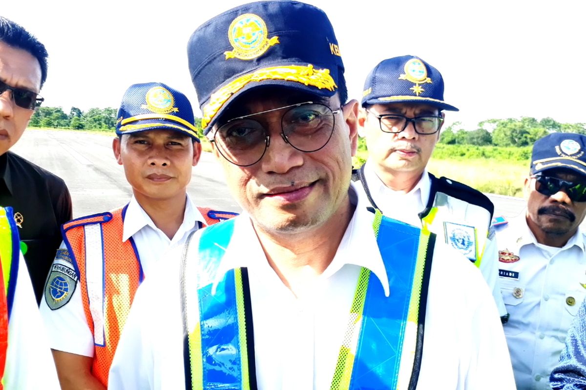 Menteri Perhubungan Budi Karya Sumadi saat mengunjungi Bandara I Laga Ligo, Kecamatan Bua, Kabupaten Luwu, Sulawesi Selatan, Jumat (28/02/2020).