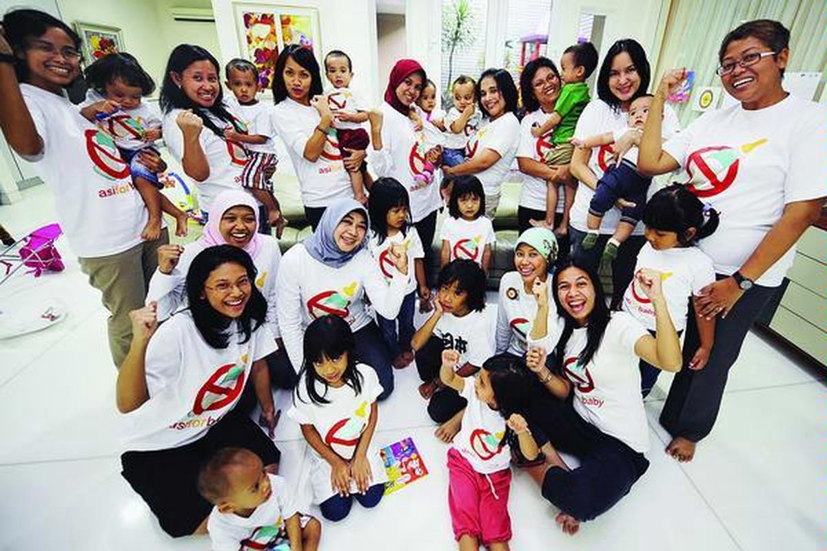Para ibu yang tergabung dalam Asosiasi Ibu Menyusui Indonesia (AIMI) berpose di gedung Sekretariat AIMI, Kebayoran Baru, Jakarta, Kamis (17/3). Kelompok ini terbentuk dari kepedulian beberapa ibu mengenai pentingnya pemberian air susu ibu (ASI) untuk bayi secara eksklusif selama enam bulan dan dilanjutkan hingga dua tahun.