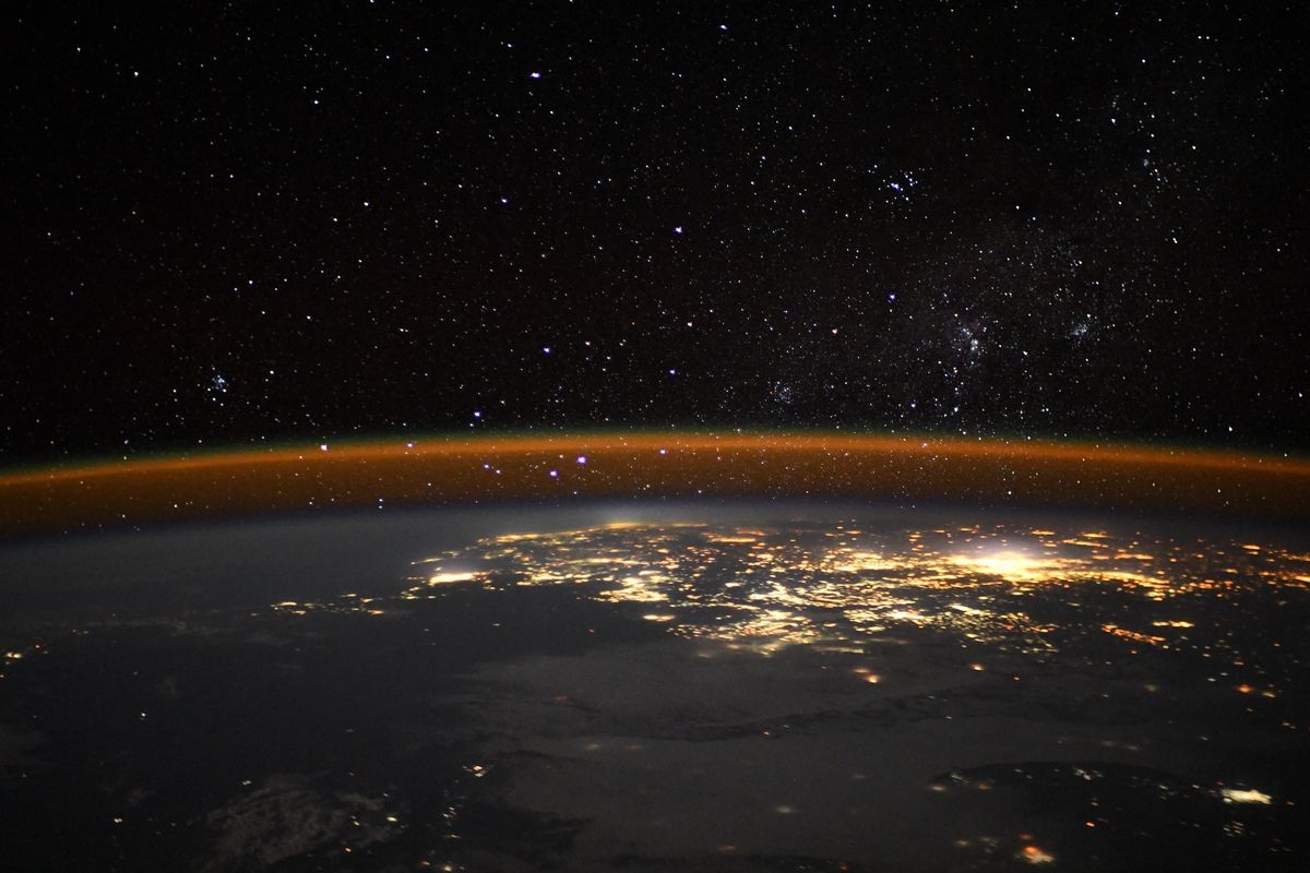 Foto Bumi di malam hari dari Stasiun Luar Angkasa Internasional (ISS). Foto mengagumkan planet Bumi ini diambil astronot Badan Antariksa Eropa (ESA).