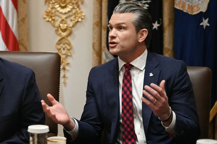 Menteri Pertahanan Amerika Serikat Pete Hegseth saat berbicara di Rapat Kabinet yang digelar Presiden Donald Trump di Gedung Putih, Washington DC, 2 Desember 2025.