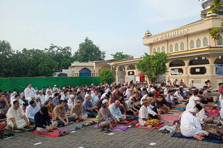Ratusan jemaah memadati shaf salah Idulfitri di halaman Masjid Al Mujahidin, Semarang, Jumat (21/4/2023).