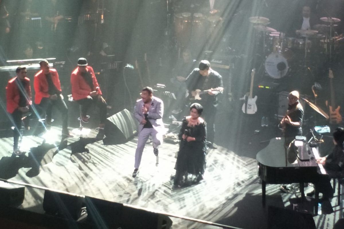 Harvey Malaihollo dan Grace Simon saat beraksi dalam konser Tanda Mata #TNDMT Glenn Fredly untuk Yovie Widianti di Ciputra Artpreneur, Kuningan, Jakarta Selatan, Minggu (30/9/2018).