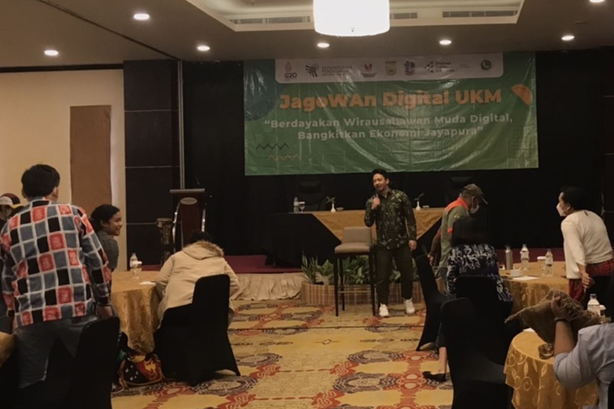 Reza Nurhilman, presiden (pemilik dan pendiri), Maaicih berbagi cerita dan tips-tips bisnis kepada 52 pelaku Usaha Mikro Kecil Menengah (UMKM) dalam acara Sharing Sesion bertajuk ?JagoWAn Digital UKM: Berdayakan Wirausahawan MudaDigital, Bangkitkan Ekonomi Jayapura?, Papua pada Sabtu (23/7/2022).