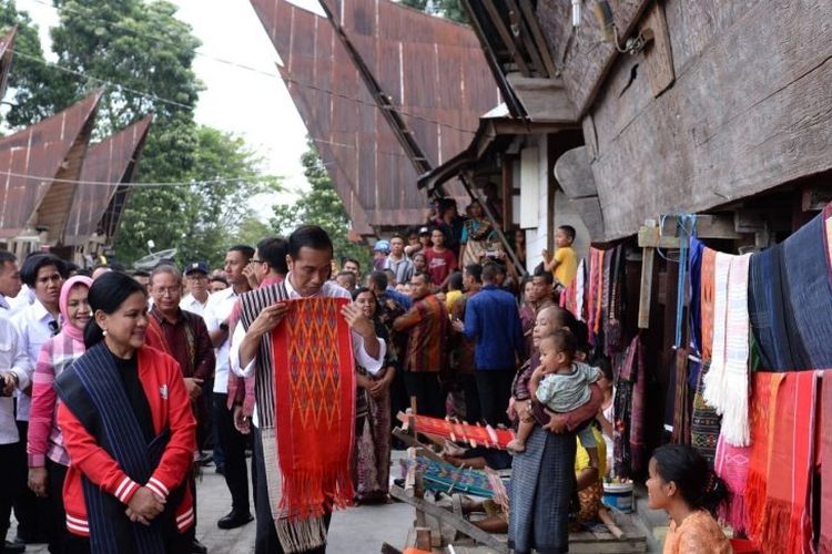 Presiden Jokowi dan Ibu Negara Iriana Widodo saat berkunjung ke Kampung Ulos Hutaraja, Desa Lumban Suhi-suhi Toruan, Kecamatan Pangururan, Kabupaten Samosir pada Selasa (30/7/2019)