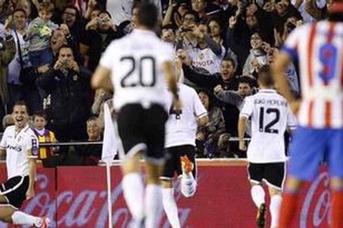 Selebrasi penyerang Valencia, Roberto Soldado, usai membobol gawang Atletico Madrid dalam lanjutan Liga BBVA, Sabtu (3/11/2012).  