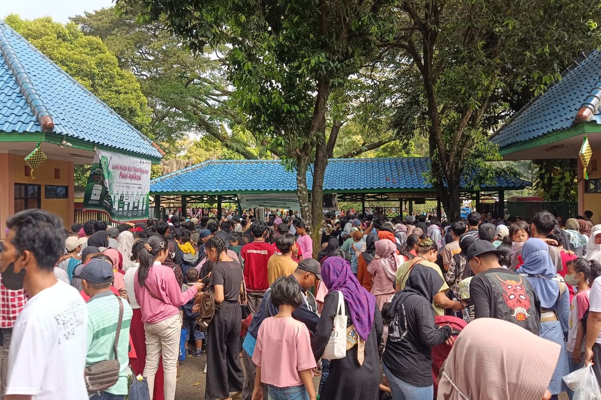 Antrean pengunjung Taman Margasatwa Ragunan siang ini masih mengular di Pintu Masuk Utara, Senin (24/4/2023).