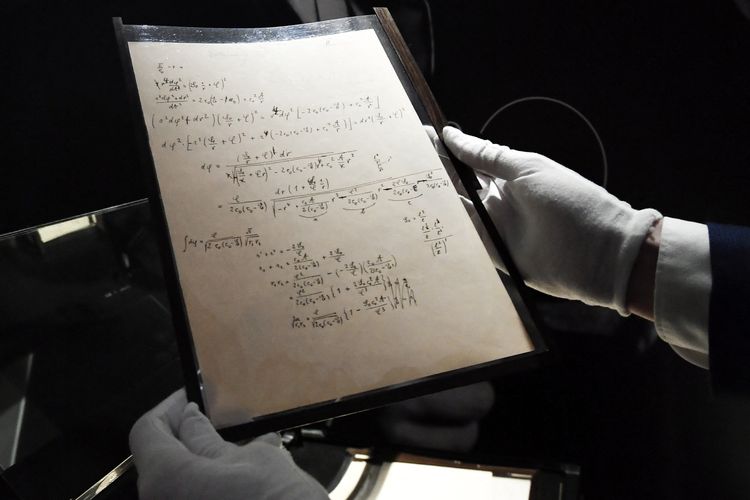Manuskrip Albert Einstein berisi kalkulasi rumusan teori relativitas yang terjual Rp 185,5 miliar dalam lelang.  [Alain Jocard/AFP]