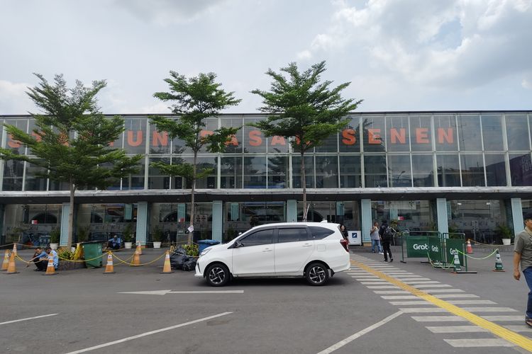 Tampak depan Stasiun Pasar Senen, Senin (1/12/2025). 