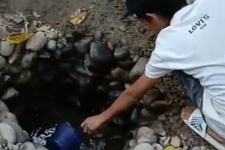 Sumur Mengering, Warga Polman Sulbar Terpaksa Mandi dan Mencuci di Sungai