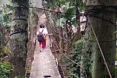 Anak SD di Jagakarsa Lintasi Jembatan Gantung Reyot untuk ke Sekolah