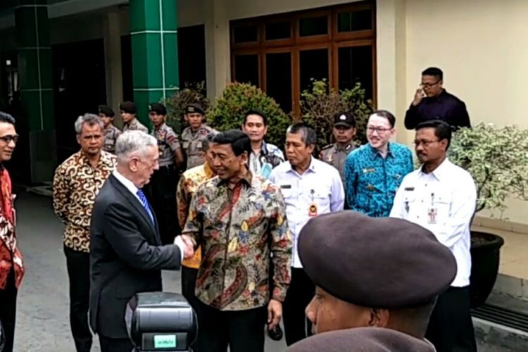 Menteri Pertahanan Amerika Serikat, James Mattis (kiri) bertemu dengan Menteri Koordinator Bidang Politik, Hukum dan Keamanan RI, Wiranto (kanan). Pertemuan tersebut digelar di kantor Kementerian Bidang Polhukam, Jalan Medan Merdeka Barat, Jakarta, Selasa (23/1/2018). 