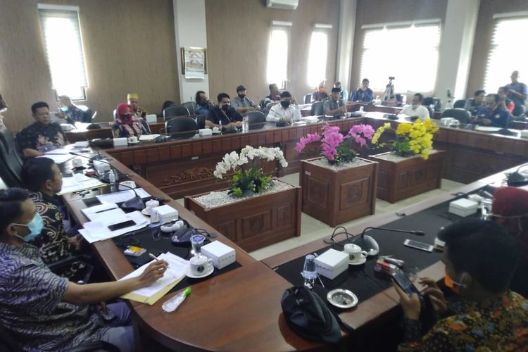 Rapat antara Pansus Pilkada DPRD Jember dengan KPU, Bawaslu dan sejumlah LSM 