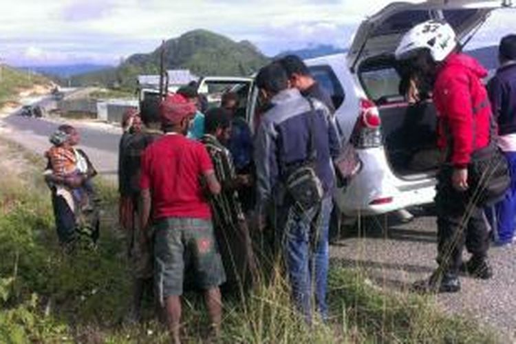 Puluhan senjata tajam dan minuman beralkohol terjaring dalam razia yang digelar aparat Kepolisian Resor Paniai, Rabu (1/4/2015).